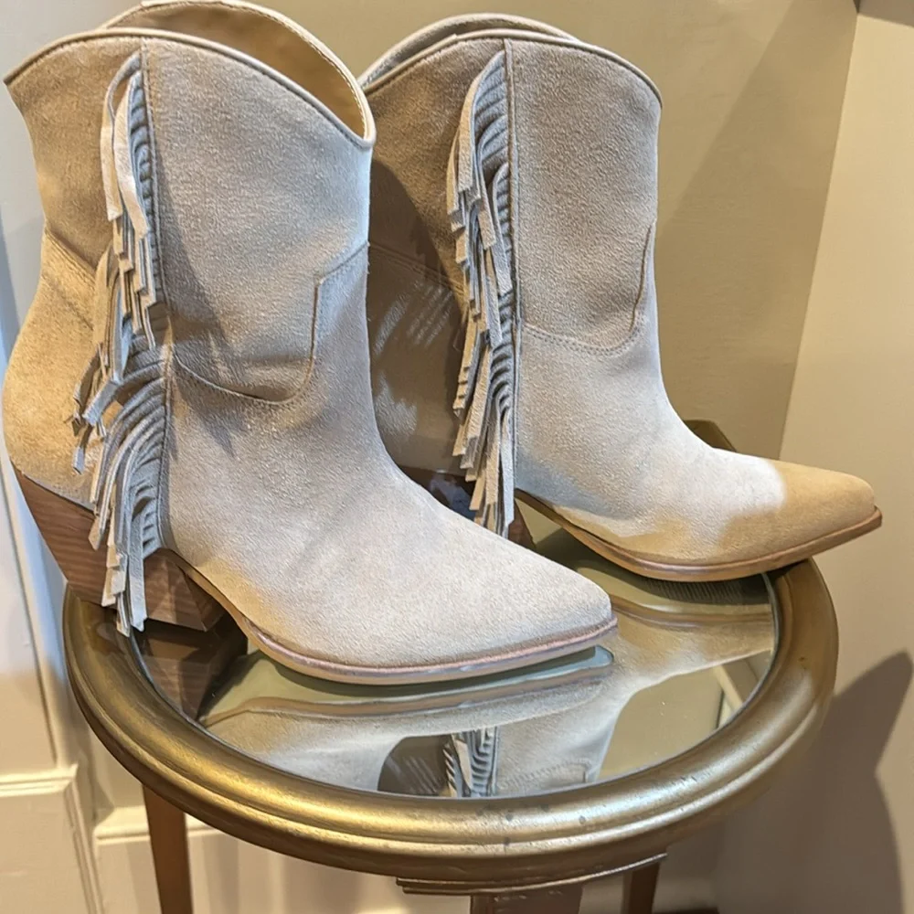 Boots - Picture 3 of 6